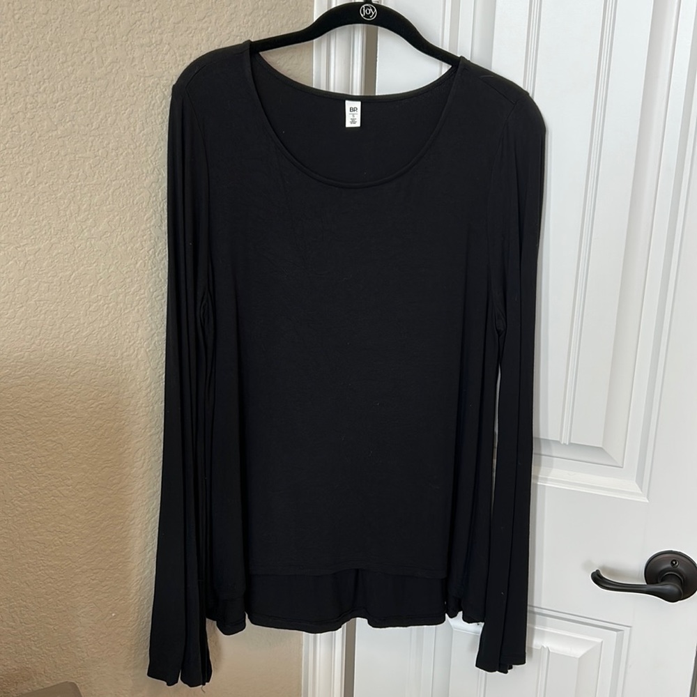 Long sleeved, split sleeve BP black top